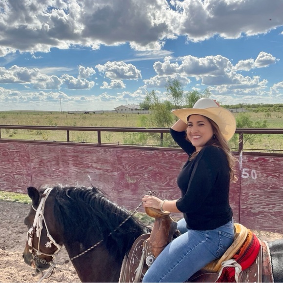 🧜🏼‍♀️ Meet your Posher, Vanessa 💃🏻 - Picture 2 of 14